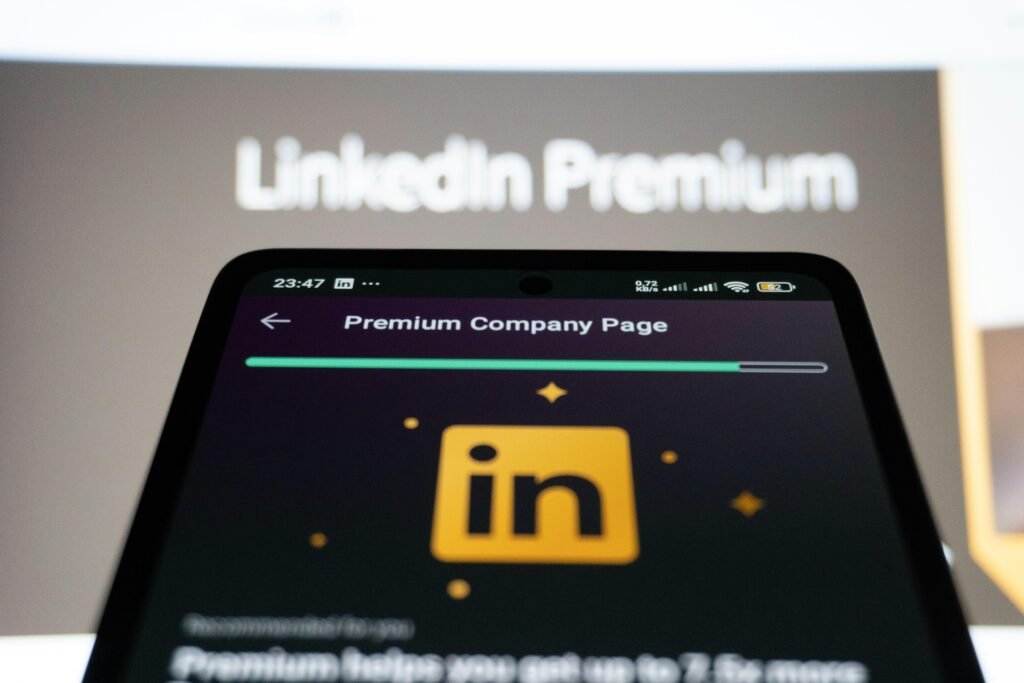 Smartphone zeigt die Benutzeroberfläche von LinkedIn Premium mit Einblick in Profildetails und Funktionen.