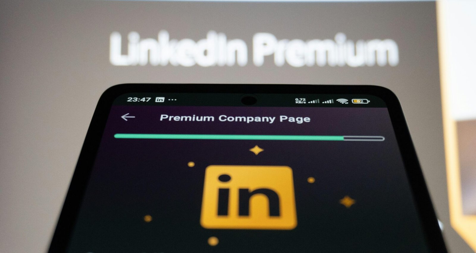 Smartphone zeigt die Benutzeroberfläche von LinkedIn Premium mit Einblick in Profildetails und Funktionen.
