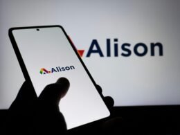 Hand hält Smartphone mit deutlich sichtbarem Alison Logo auf dem Bildschirm, Fokus auf mobile Lernplattformen