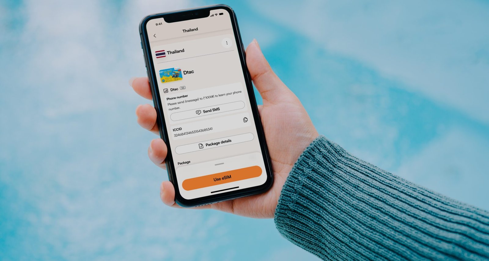 Person hält ein Smartphone in der Hand, auf dem eine Reise-App geöffnet ist, Fokus auf die mobile Anwendung.