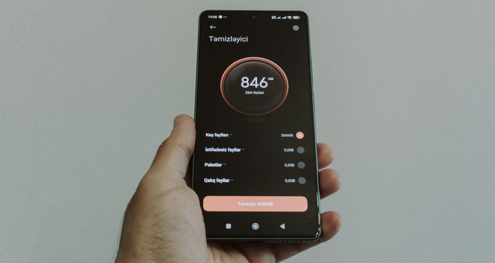 Hand hält ein Smartphone, auf dem eine Gesundheitsanwendung mit Gesundheitsdaten angezeigt wird