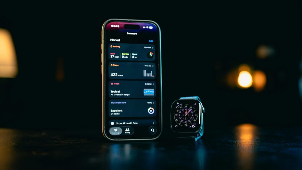 Ein Smartphone und eine Smartwatch nebeneinander zeigen verschiedene Apps und deren Daten auf den Displays.