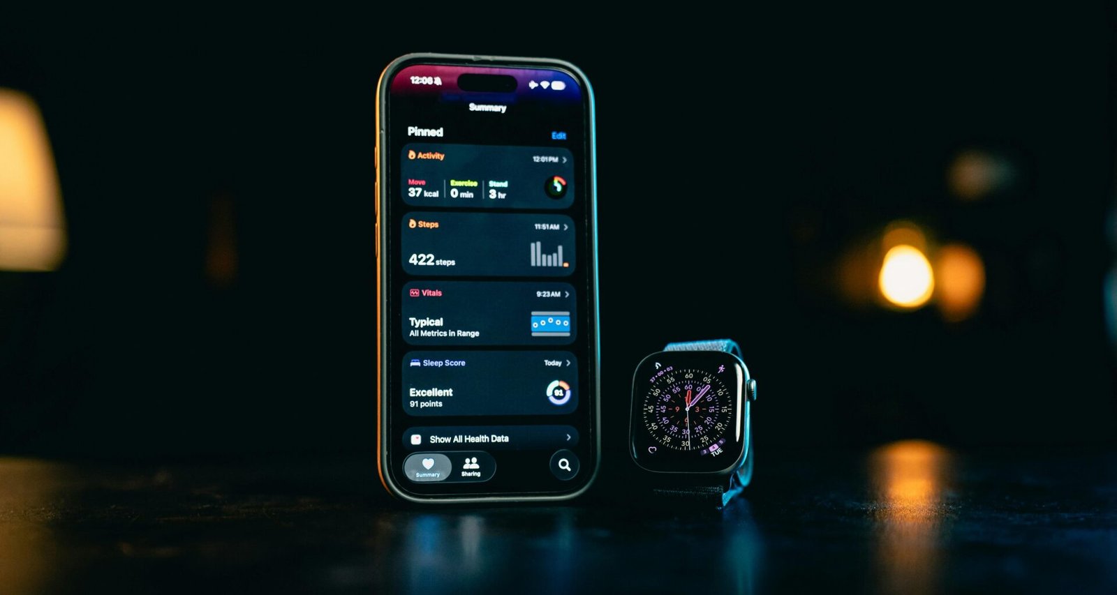 Ein Smartphone und eine Smartwatch nebeneinander zeigen verschiedene Apps und deren Daten auf den Displays.