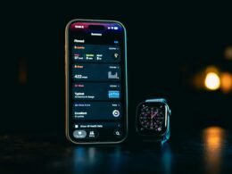 Ein Smartphone und eine Smartwatch nebeneinander zeigen verschiedene Apps und deren Daten auf den Displays.