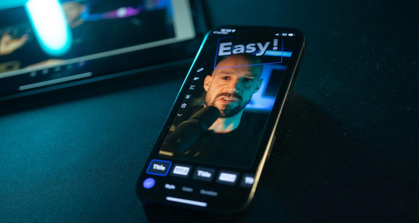 Nahaufnahme eines Smartphones mit einem Männergesicht auf dem Display und dem eingeblendeten Text easy!