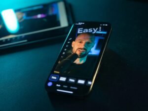 Nahaufnahme eines Smartphones mit einem Männergesicht auf dem Display und dem eingeblendeten Text easy!