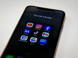 Mehrere Social Media Apps sind auf dem Bildschirm eines Smartphones deutlich zu erkennen und bilden einen Schwerpunkt auf digitale Kommunikation.