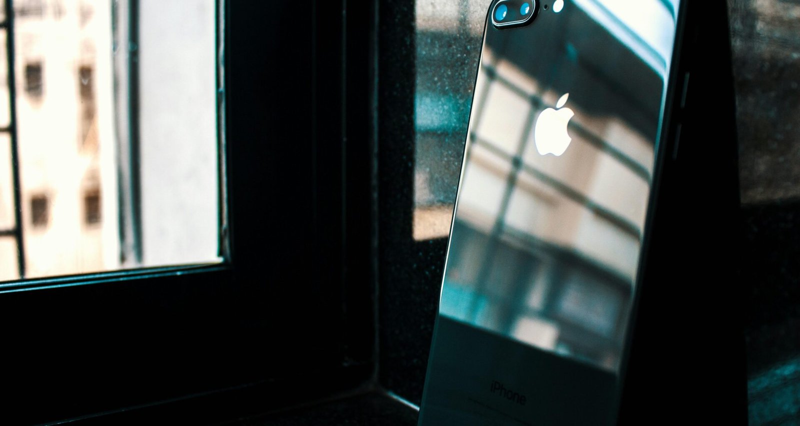 Space gray iPhone 8 Plus liegt flach auf einem Tisch, gut sichtbar von oben fotografiert, modernes Smartphone-Design im Detail