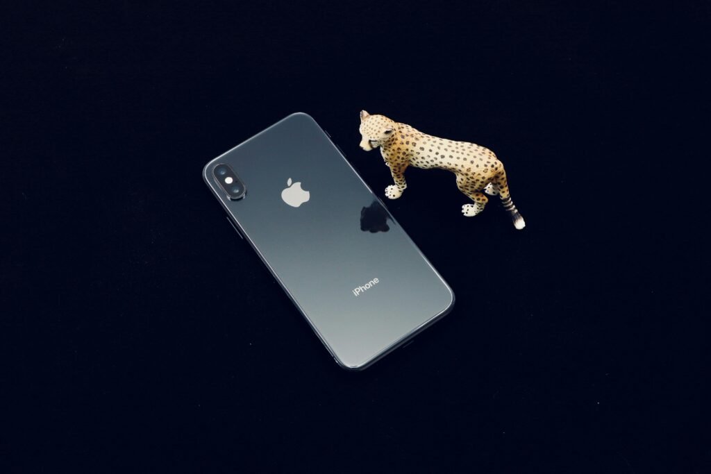 Space Gray iPhone X liegt auf einem hellen Untergrund und zeigt das schlanke Design sowie das Display ohne physische Tasten.