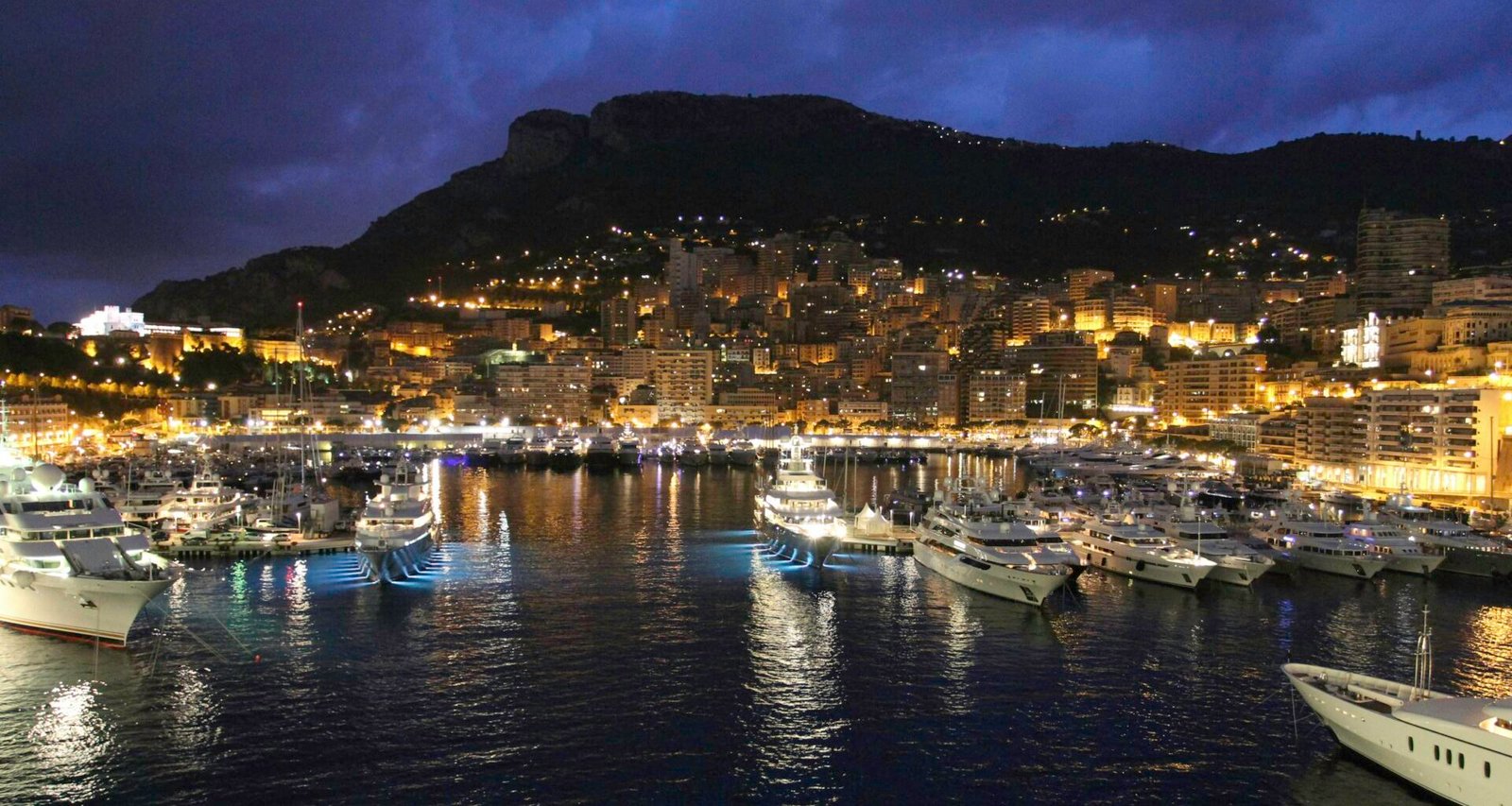 Nächtliche Stadtansicht mit hell erleuchteten Gebäuden und Straßen, festgehalten im urbanen Umfeld bei Dunkelheit