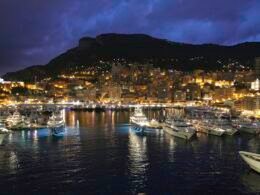 Nächtliche Stadtansicht mit hell erleuchteten Gebäuden und Straßen, festgehalten im urbanen Umfeld bei Dunkelheit