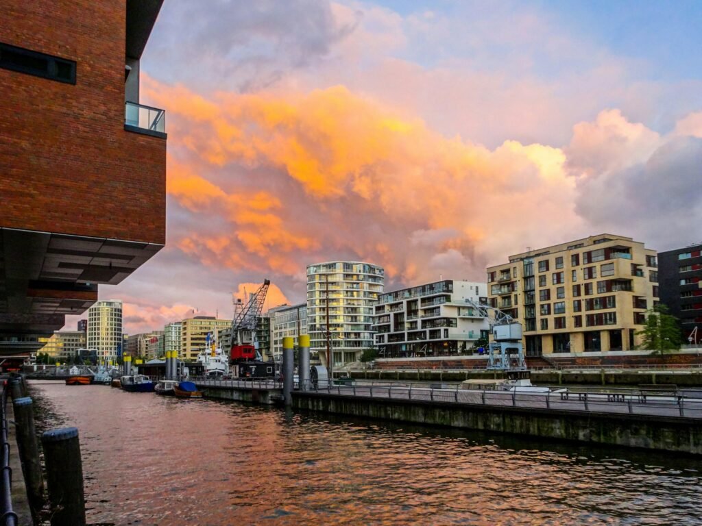 Stadtgebäude an einem Kanal bei Sonnenuntergang, die das ruhige Wasser und urbane Architektur zeigen