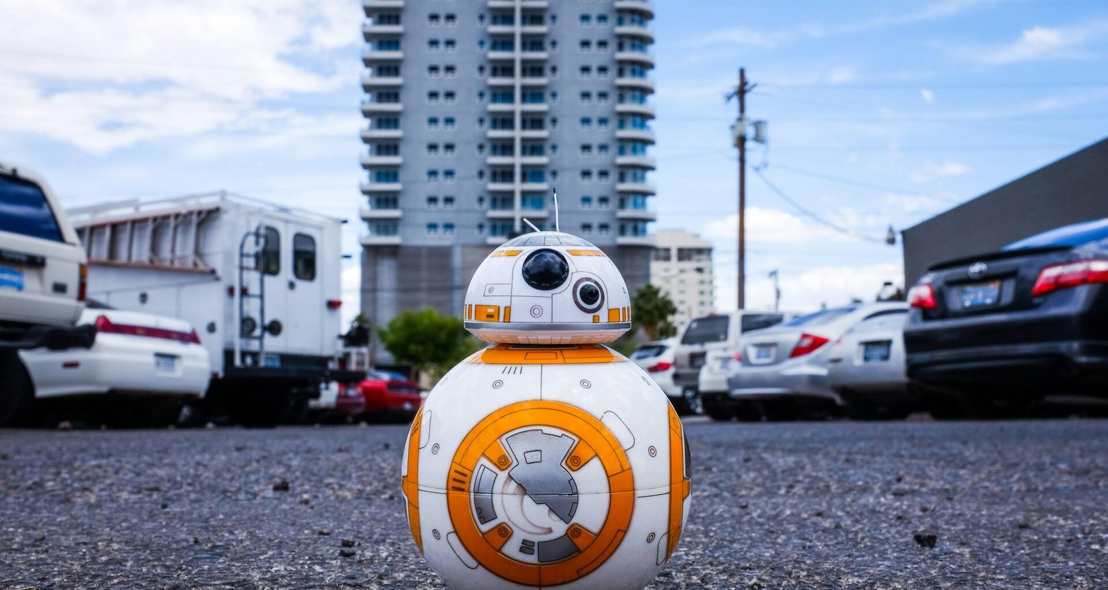 Star Wars BB-8 Droide auf heller Fläche, zeigt moderne Robotertechnik im ikonischen Design, fotografiert von Kenny Eliason
