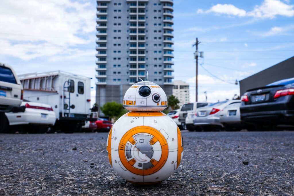 BB-8 Droide aus dem Star Wars Universum auf hellem Hintergrund, fotografiert von Kenny Eliason