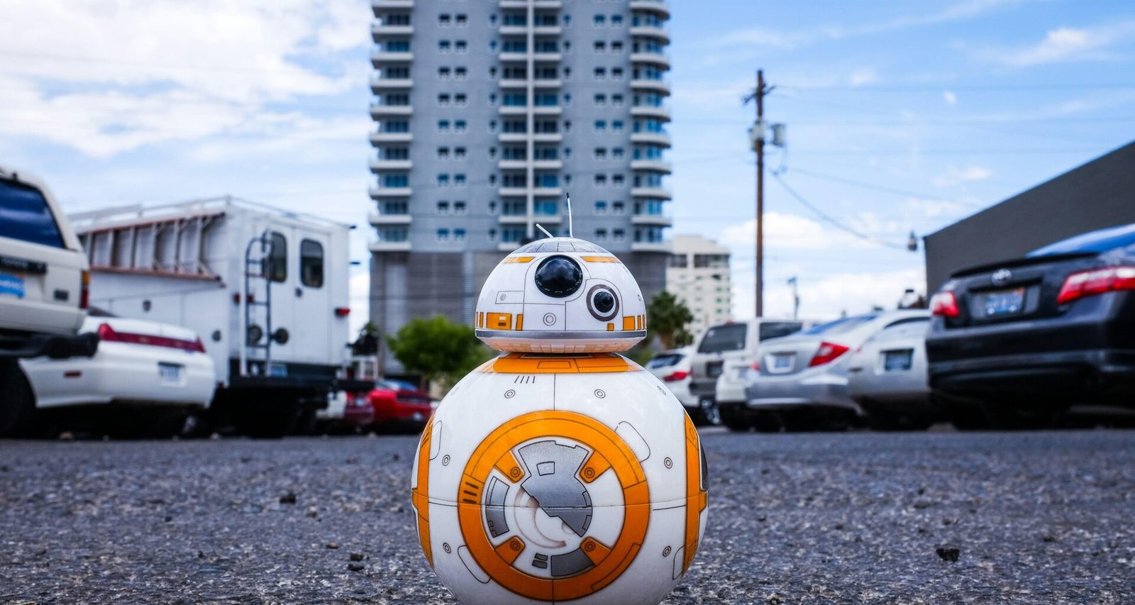 Star Wars BB-8 Droide aus der Nähe fotografiert, mit markanten orangen und weißen Details auf neutralem Hintergrund.