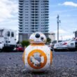 BB-8 Droide aus Star Wars auf weißem Untergrund, aufgenommen aus der Nähe. Futuristisches Design im ikonischen Stil.