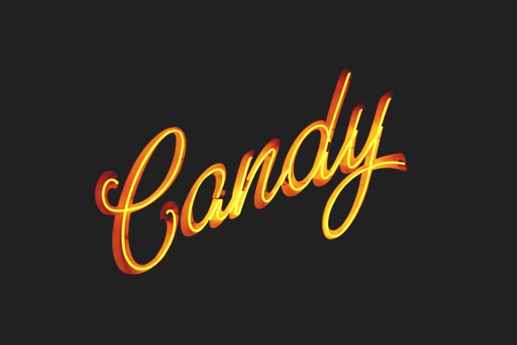 Buntes Candy-Logo vor neutralem Hintergrund, ideales Beispiel für kreatives Markenbranding und modernes Logo-Design.