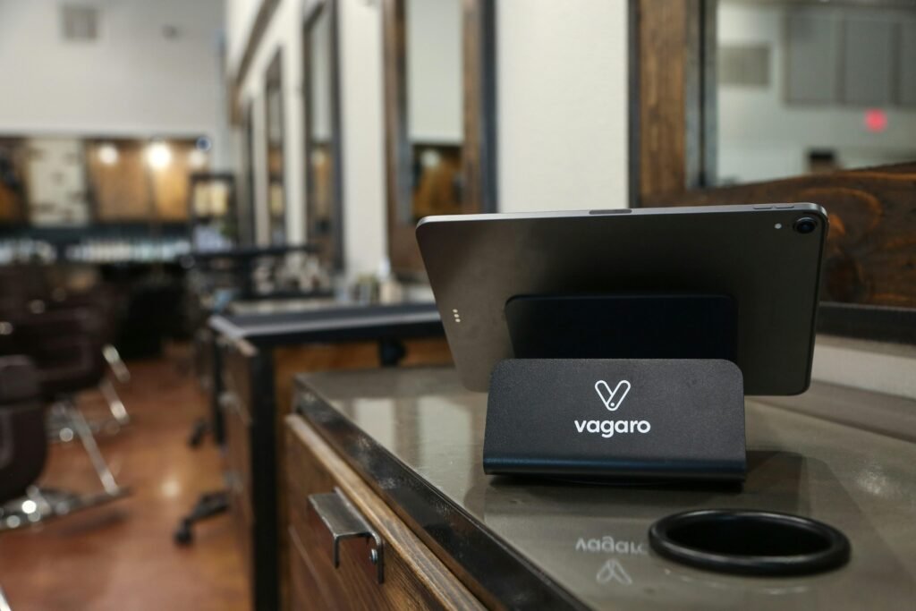 Tablet auf Standfuß mit Vagaro-Logo in einem Salon, dargestellt als Beispiel für digitale Salonlösungen