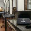 Tablet auf Standfuß mit Vagaro-Logo in einem Salon, dargestellt als Beispiel für digitale Salonlösungen