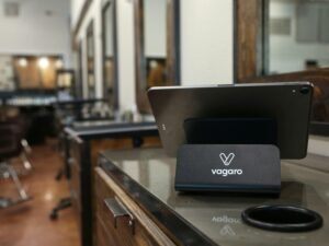 Tablet auf Standfuß mit Vagaro-Logo in einem Salon, dargestellt als Beispiel für digitale Salonlösungen