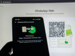 Ein Smartphone wird verwendet, um einen WhatsApp Web QR-Code auf einem Computerbildschirm zu scannen