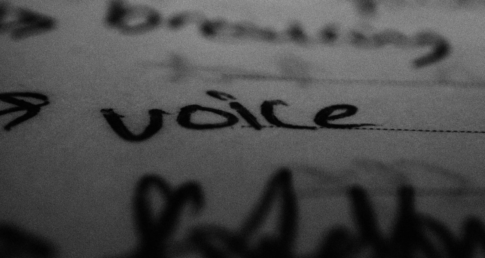 Moderne elektronische Geräte liegen auf einem Schreibtisch, bereit zur Nutzung für digitale Aufgaben und Kommunikation.