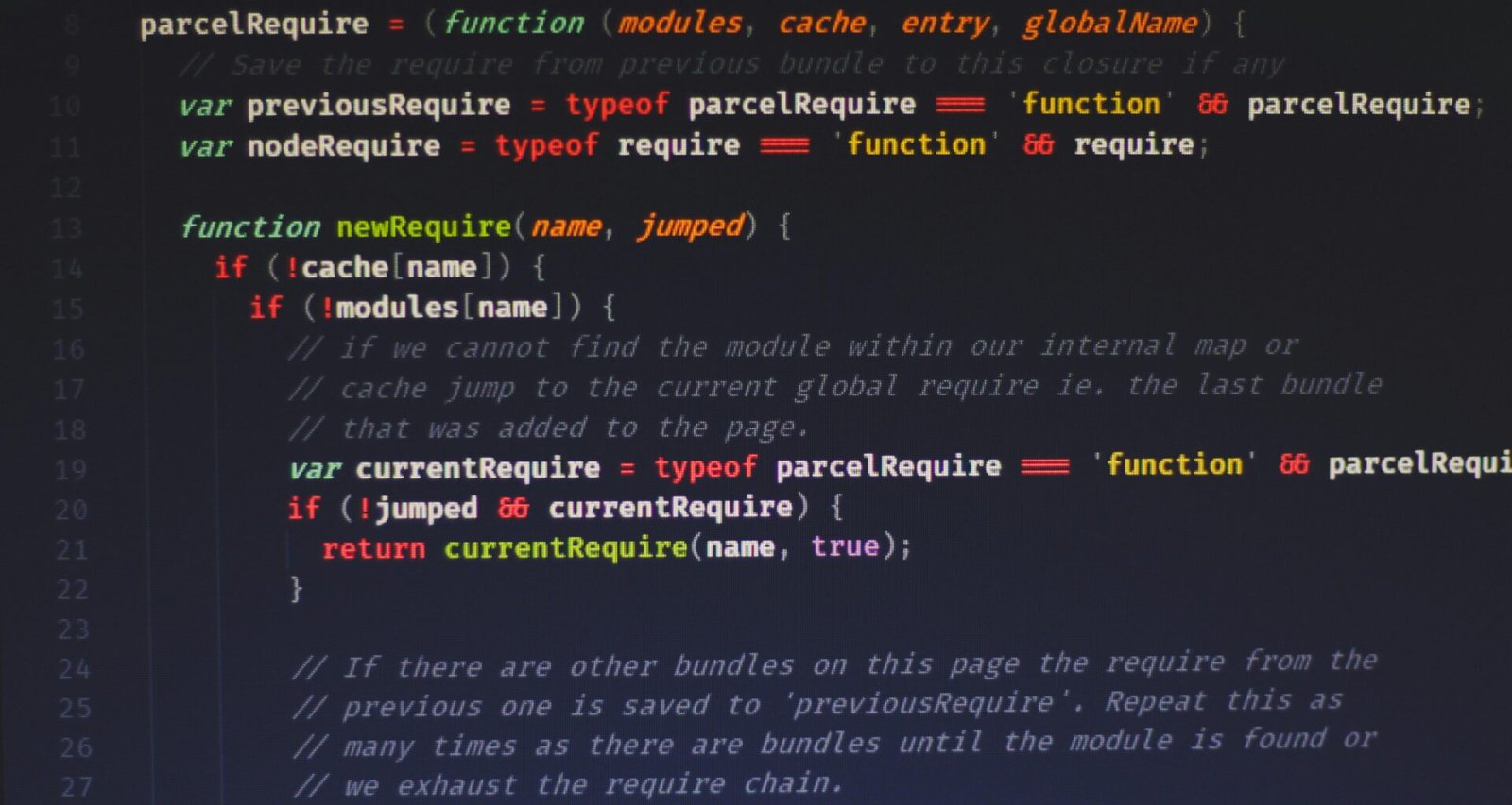 Ein heller, moderner Büroraum mit mehreren Arbeitsplätzen, Computern und Pflanzen, aufgenommen von Ferenc Almasi
