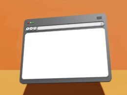 Ein aufgeräumter Schreibtisch mit Laptop, Notizbuch, Smartphone und anderen digitalen Arbeitsmitteln