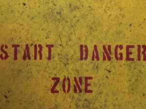 Ein Stapel Bücher mit digitalem Tablet, Symbol für den Wandel von gedrucktem Text zu digitalen Lösungen auf dem Schreibtisch.