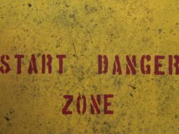 Heller Arbeitsplatz mit geöffnetem Laptop, Notizbuch und Stift auf einem Schreibtisch, fotografiert von Bernd 📷 Dittrich