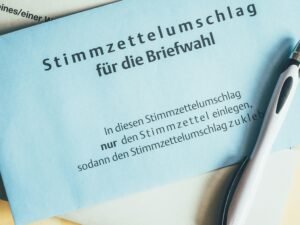 Moderner Schreibtisch mit Laptop, Notizbuch und Kaffeetasse in einem hellen Homeoffice, ideal für konzentriertes Arbeiten