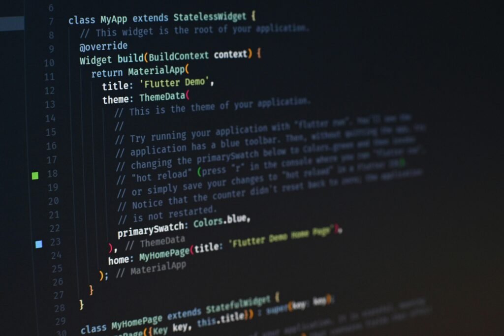 Mehrere Personen arbeiten zusammen an Computern in einem offenen, hellen Büro mit moderner Ausstattung.