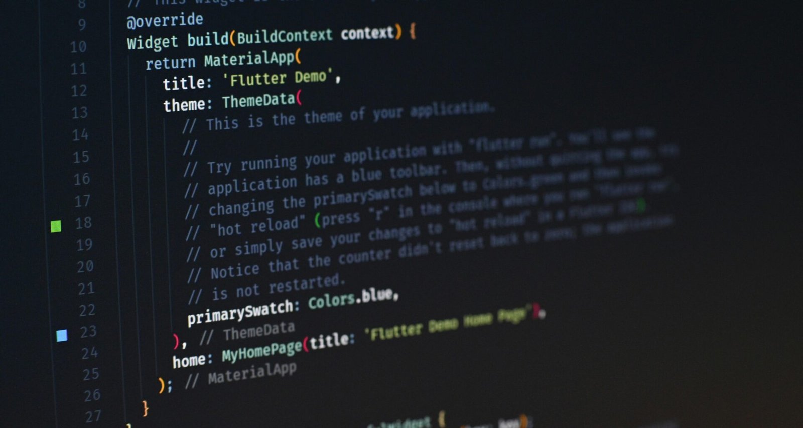 Mehrere Personen arbeiten zusammen an Computern in einem offenen, hellen Büro mit moderner Ausstattung.