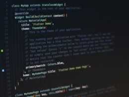 Mehrere Personen arbeiten zusammen an Computern in einem offenen, hellen Büro mit moderner Ausstattung.