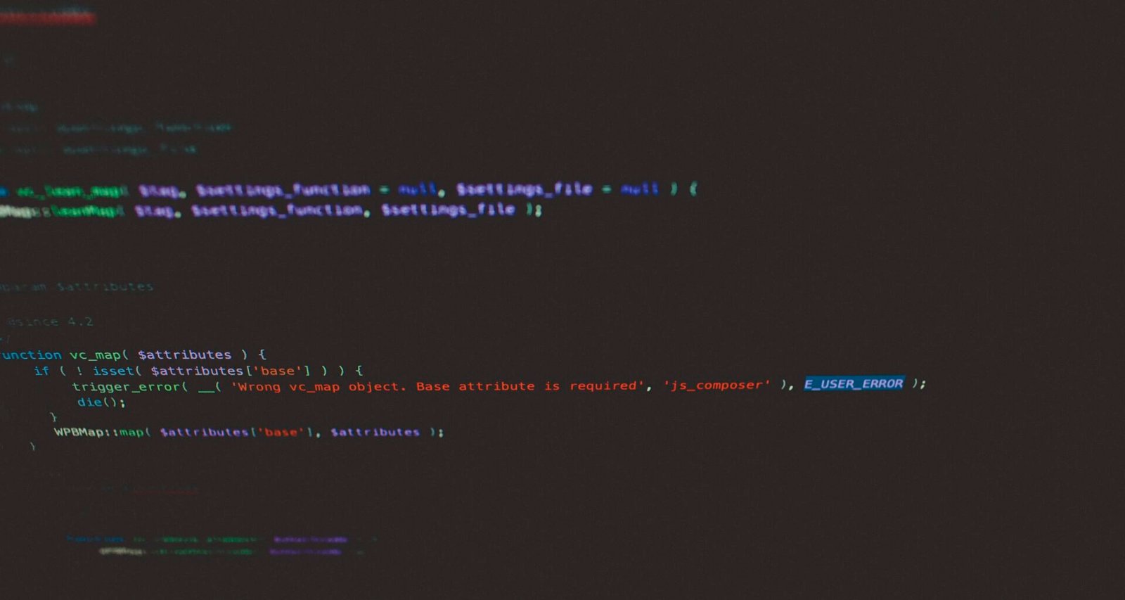 Ein Laptop mit geöffnetem Codeeditor steht auf einem Schreibtisch, umgeben von technischen Notizen und Geräten