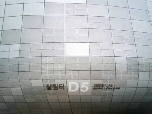 Helles, modern eingerichtetes Großraumbüro mit mehreren Arbeitsplätzen und großen Fenstern, fotografiert von Sung Jin Cho