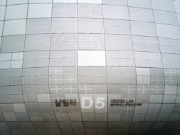 Ein Stapel Bücher und digitale Geräte mit Notizblock, Symbol für Textarbeit im digitalen Zeitalter