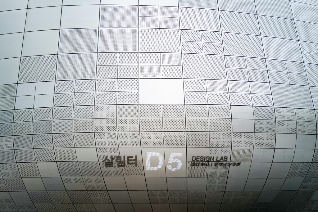 Moderne Gebäude und innovative Architektur in einer urbanen Stadtlandschaft am Tag, fotografiert von Sung Jin Cho