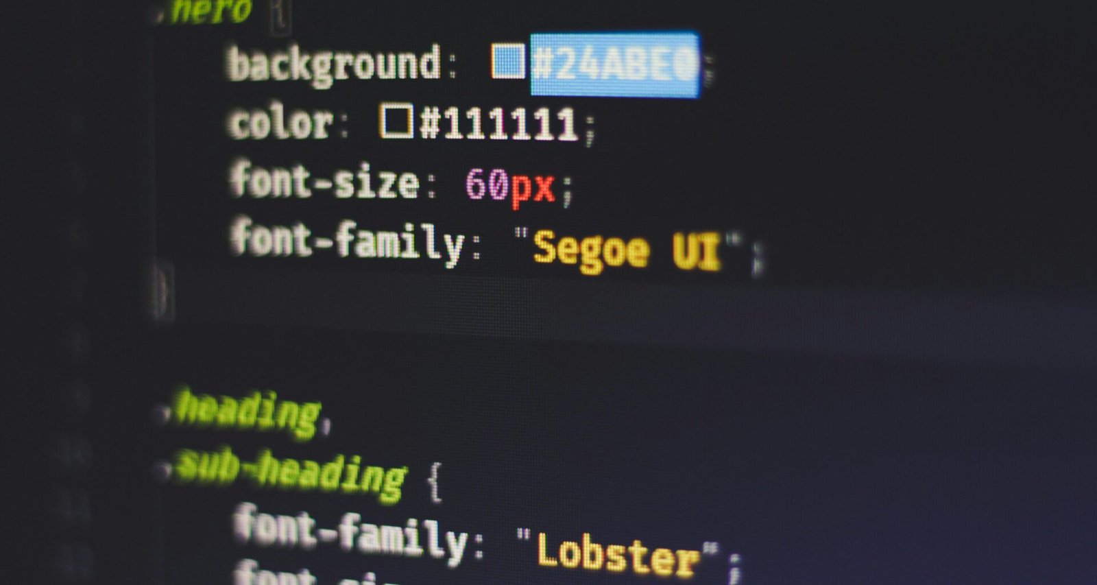 Mehrere Laptops und Monitore auf Schreibtischen in einem modernen Büroraum, geeignet für digitale Arbeit und Teamarbeit