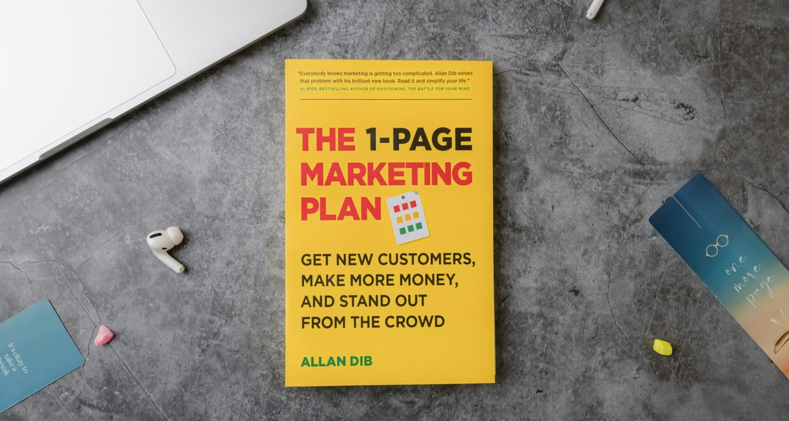 Modernes Technik-Setup mit Laptop, Smartphone und Notizbuch auf Schreibtisch, ideal für digitales Arbeiten