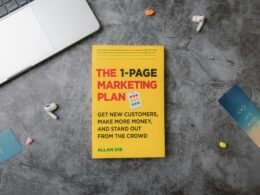 Modernes Technik-Setup mit Laptop, Smartphone und Notizbuch auf Schreibtisch, ideal für digitales Arbeiten