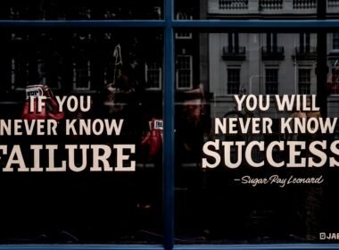 Ein Computerbildschirm zeigt klar lesbaren Text, der digitale Arbeitsinhalte und moderne Technologien widerspiegelt.