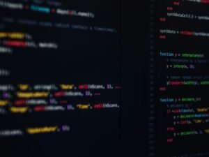 Ein aufgeräumter moderner Schreibtisch mit Laptop, Smartphone und Notizbuch als Sinnbild für zeitgemäßes Arbeiten