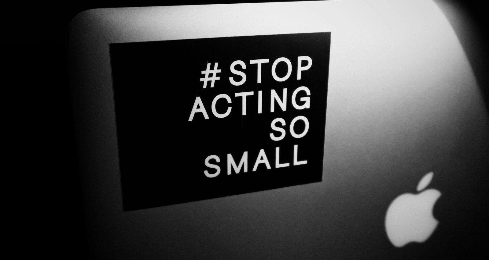 Nahaufnahme von digitalem Text auf einem Bildschirm, klar lesbare Buchstaben in moderner Darstellung