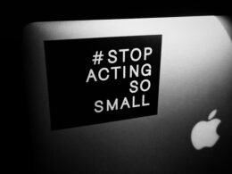 Stadtsilhouette mit modernen Glasgebäuden und reflektierendem Sonnenlicht, aufgenommen von Philippe Yuan