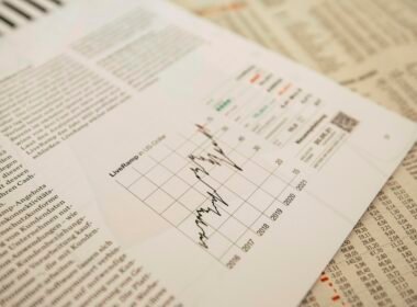 Aufgeräumter Schreibtisch mit Laptop, Smartphone und Notizbuch als Symbol moderner digitaler Arbeitsumgebungen