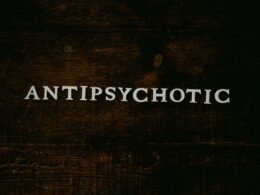 Nahaufnahme von Schrift auf weißem Papier, Symbol für digitale Textgestaltung und Content-Erstellung