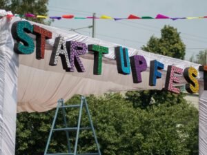 Nahaufnahme von Text auf weißem und blauem Textil mit sichtbaren Strukturen und Mustern