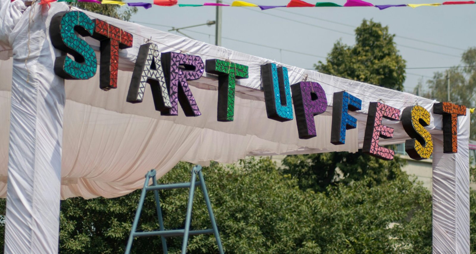 Weißer und blauer Stoff mit deutlich sichtbarem Textmotiv, Fokus auf Struktur und Typografie des Materials.