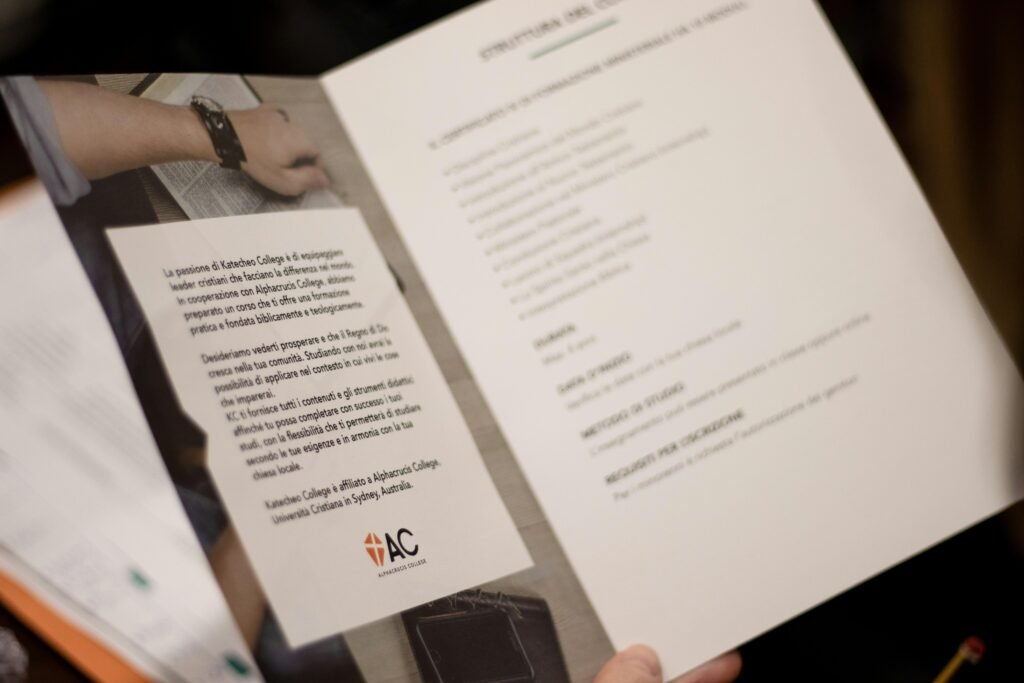 Nahaufnahme eines gedruckten Textes mit klaren Buchstaben, die auf weißem Papier erscheinen, neutral ausgeleuchtet